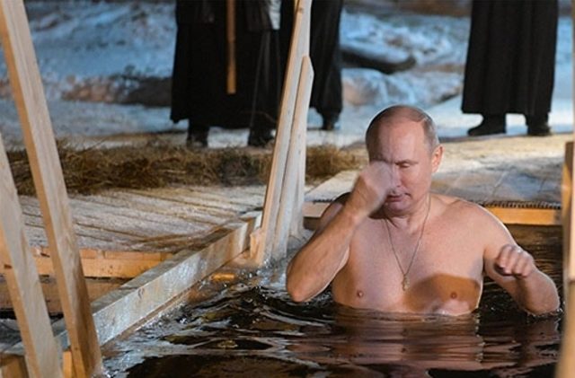 Rus lider Putin buz gibi suya girdi!