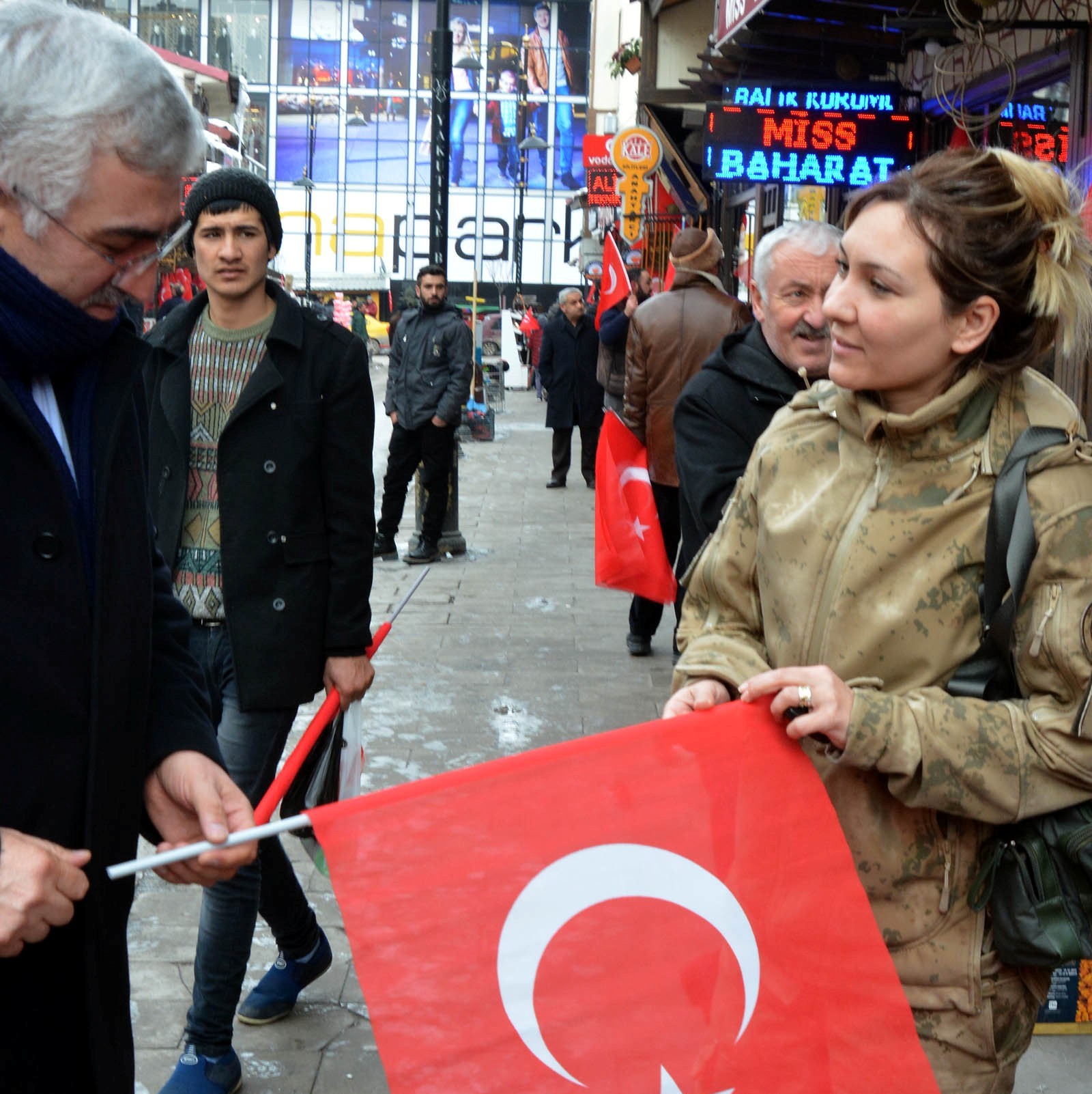 Erzurum'da 100 bayrak dağıttılar