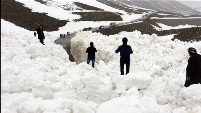 Erzurum’da 3 otomobil çığ altında kaldı