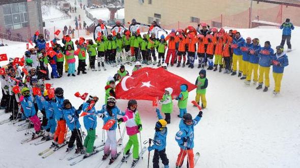 Teröre, 2 bin 300 rakımlı zirvede Türk bayraklı protesto