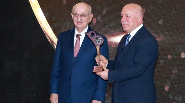 Başkan Sekmen "Yılın En Başarılı Büyükşehir Belediye Başkanı" Seçildi