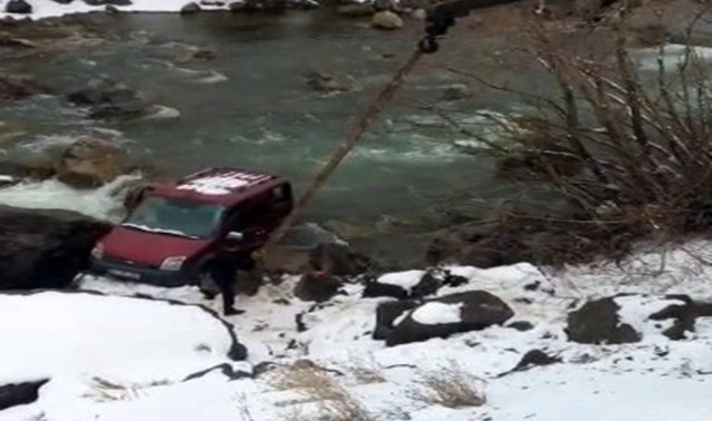 Karayazı'da Kamyonet Nehre Uçtu, 4 Kişi Yüzerek Kurtuldu