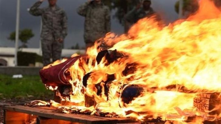 İncirlik'te bayrak yakıldı... Askerler nöbet bekledi!