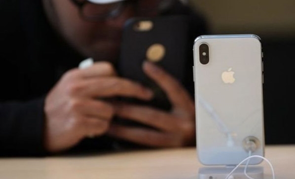 Apple daha az iPhone sattı, kârı rekor kırdı
