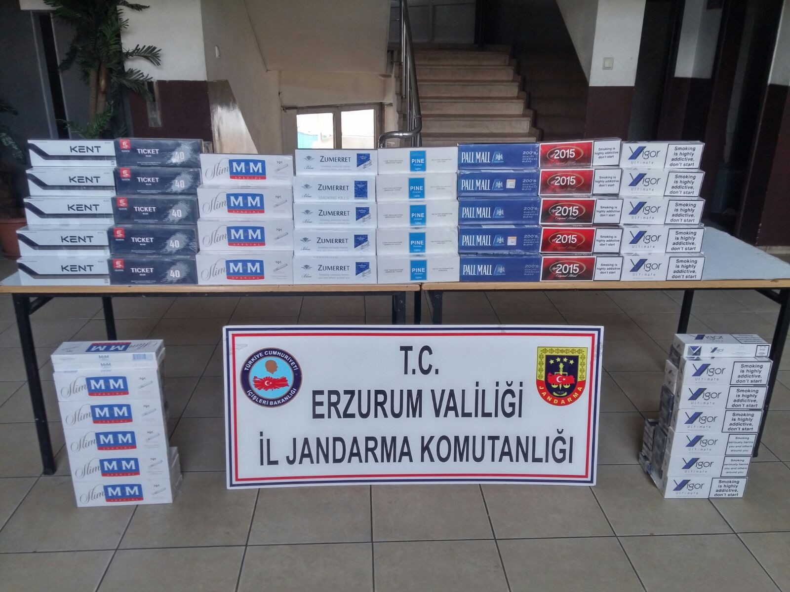 Evin gizli bölmesinde 3 bin 54 paket kaçak sigara ele geçirildi