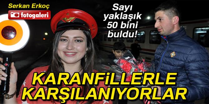 Karanfillerle karşılanıyorlar! Sayı 50 bini buldu