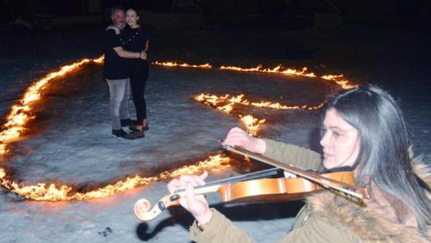 Sevgiliye zirvede ateşten kalp