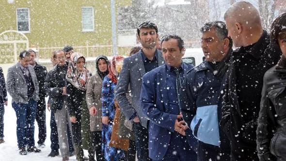 Lapa lapa kar yağışı altında kan bağışı kuyruğu