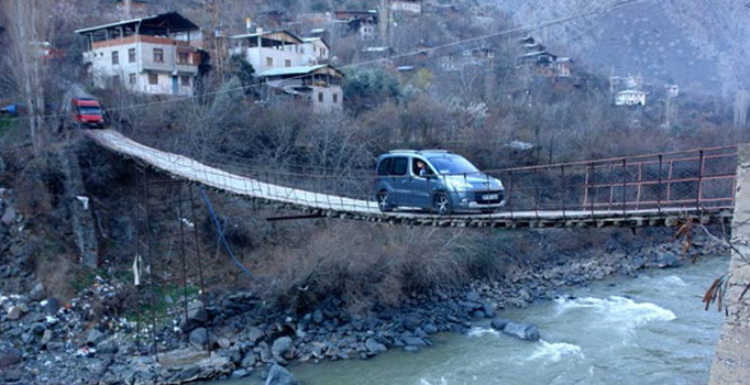 Artvin'deki 50 yıllık asma köprü korku saçıyor