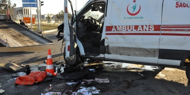 Iğdır'da Ambulansla Otomobil Çarpıştı: 2 Ölü, 5 Yaralı