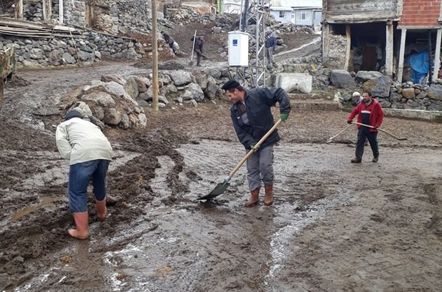 Mahallenin gençleri bahar temizliği yaptı