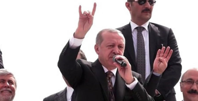 Erdoğan'dan bir ilk: Mersin'de vatandaşları bozkurt işaretiyle selamladı
