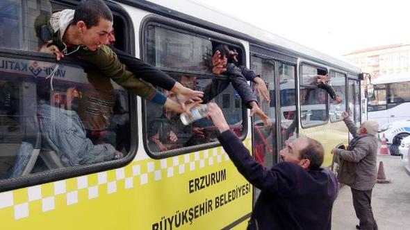 Ceplerindeki son parayla Afganlar'a su aldılar