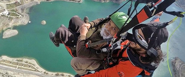 Erzurum'da ilçeye turist çekmek isteyen 64 yaşındaki adam paraşütle atladı