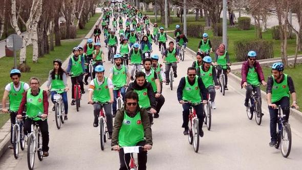 Erzurum'da Öğrenciler, olimpiyata destek için 12 kilometre pedal çevirdi