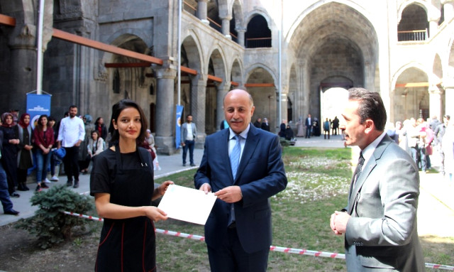 Çifte Minareli Medresede Geleneksel Yemek Yarışması Yapıldı