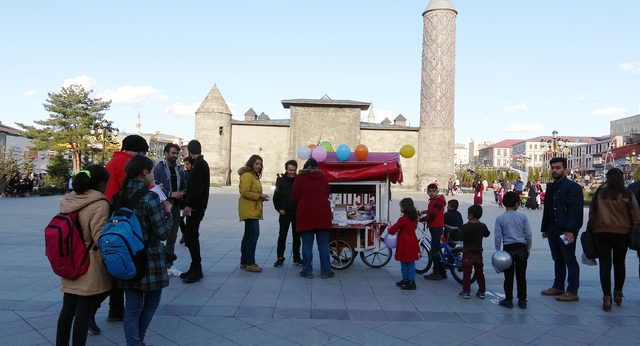 İyilik Hareketi' Üyesi Üniversiteliler, Sokakta Yemek Dağıttı