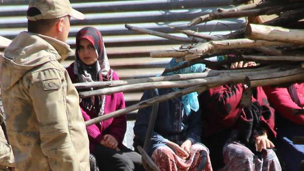 Köyde cinnet: Eşini öldürdü, oğlunu ve gelinini yaraladı!