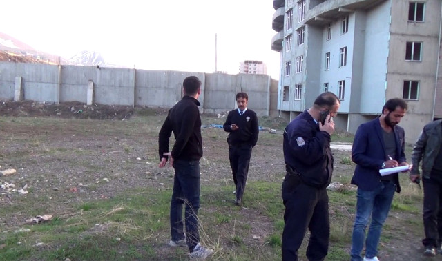 Fotoğraf Çekmek İçin Yüksek Binanın Tepesine Çıkan Genç, Polisi Alarma Geçirdi