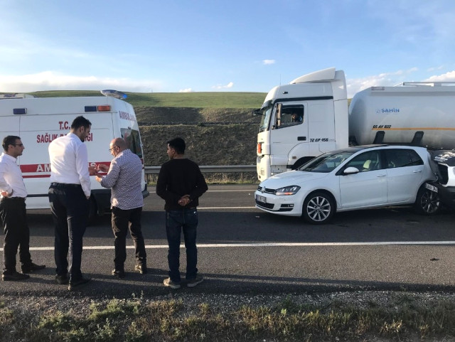 Horasan'da Trafik Kazası: 2 Yaralı