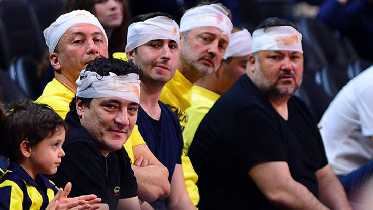 Fenerbahçe taraftarından Şenol Güneş'e sargı bezli gönderme