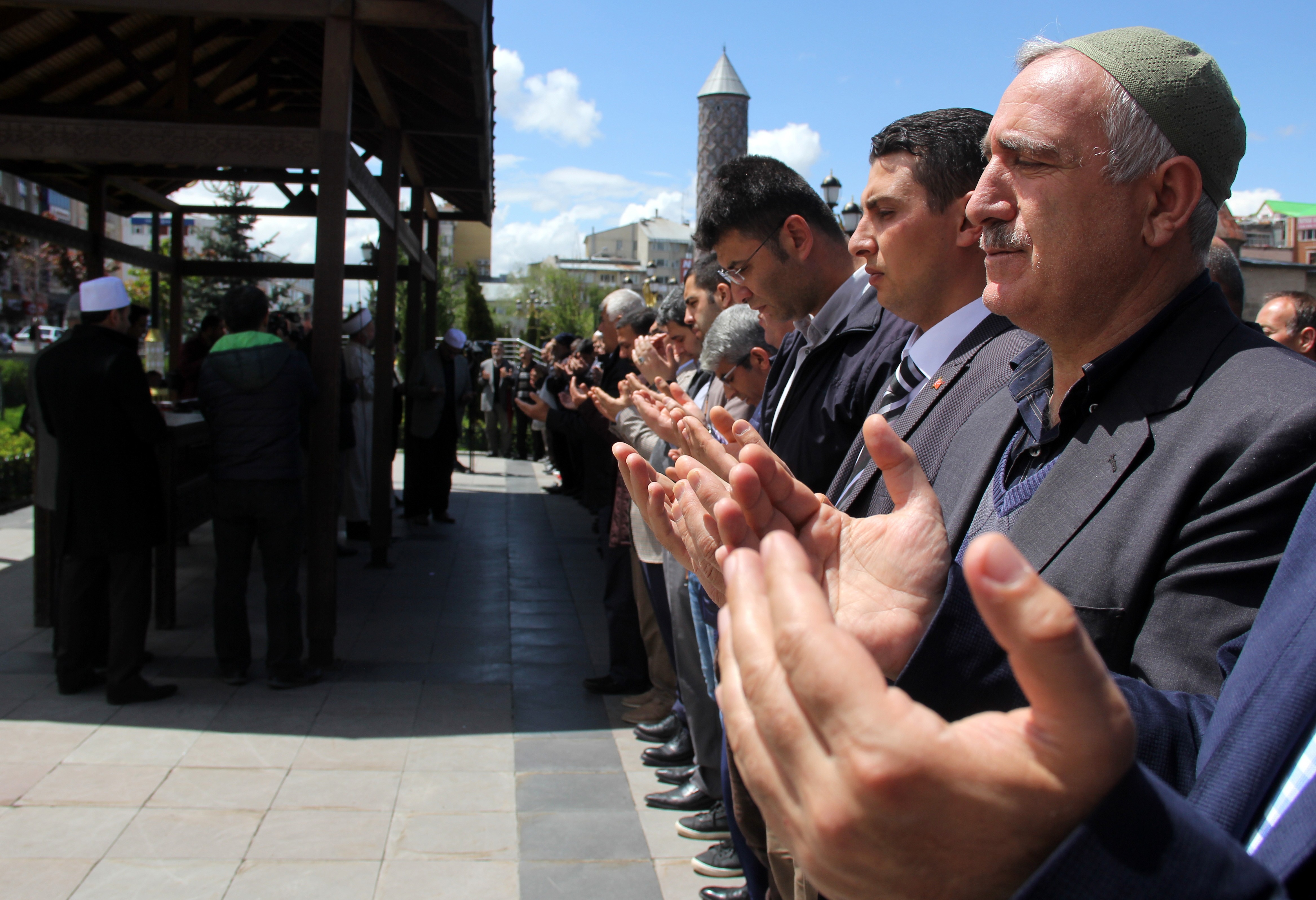 Şehit Filistinliler için gıyabi cenaze namazı kılındı