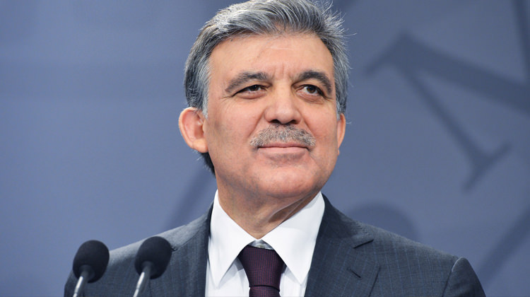 'Abdullah Gül sahadan çekilmedi'