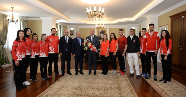 Milli Sporculardan Vali Azizoğlu'na Ziyaret