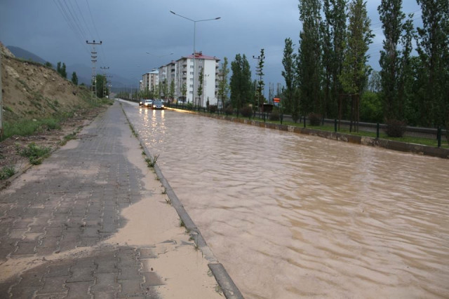 Sağanak Yağmur Yolları Göle Çevirdi