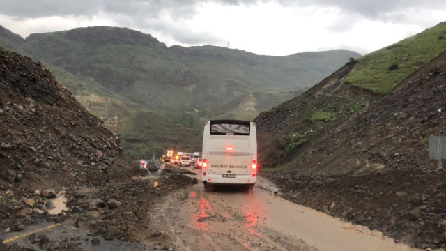 Heyelan Kars-Erzurum Karayolunu Ulaşıma Kapattı