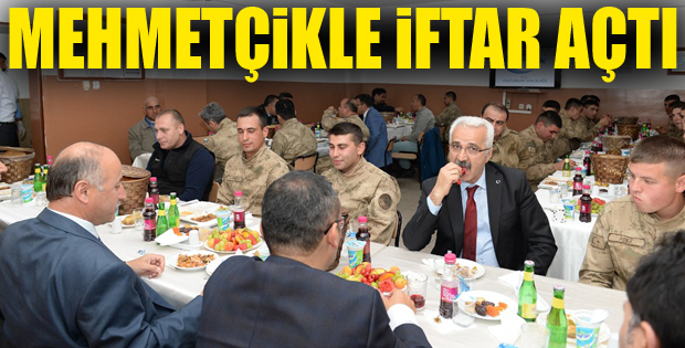 Vali Azizoğlu askerlerle birlikte iftar açtı