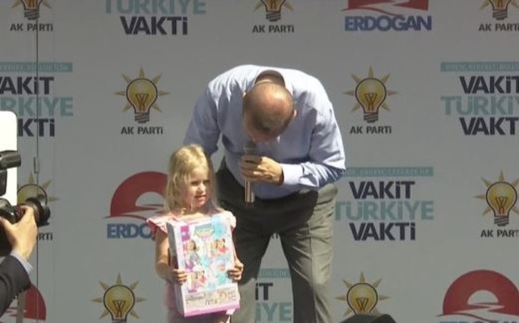 Erdoğan'ın minik kıza sorduğu soru Isparta mitingine damga vurdu