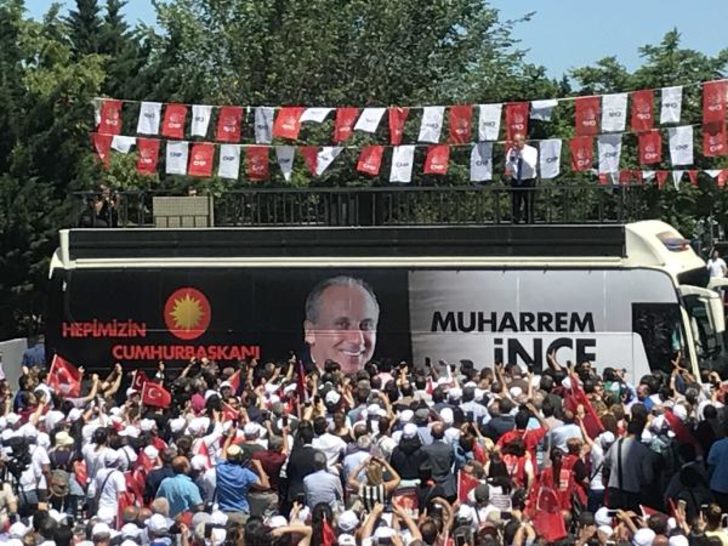 İnce mitinginde tek tek herkesi aşağı indirdi