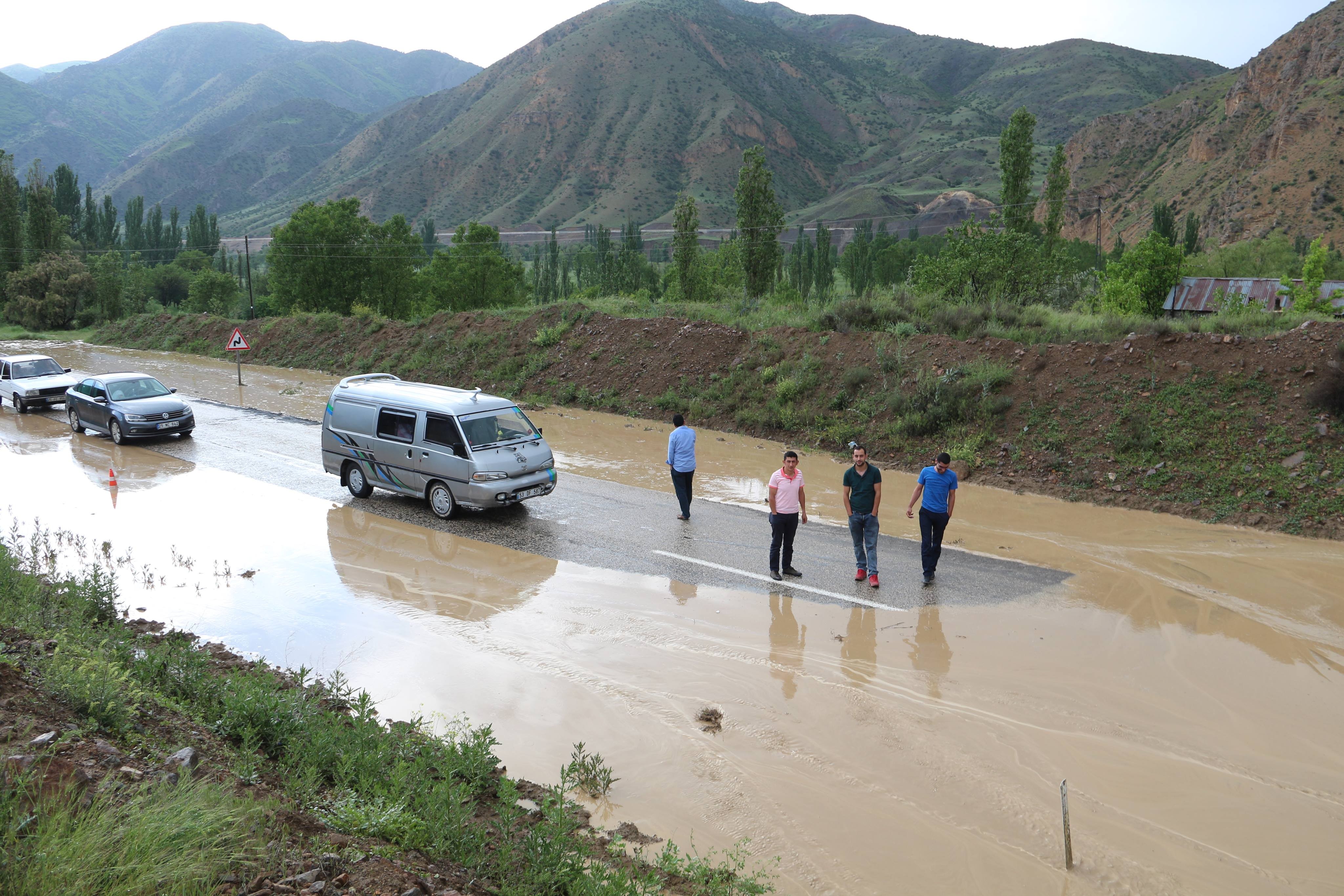 Oltu-Narman yolu sel nedeniyle 1,5 saat trafiğe kapandı