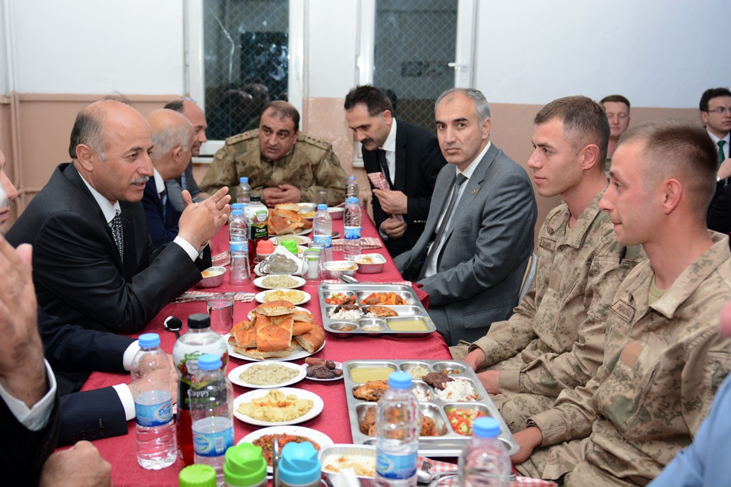 Vali Azizoğlu Mehmetçikle birlikte iftar açtı