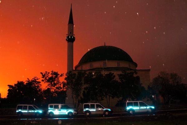 Erzurum'da Önlem Alan Polisler Orucunu Ekip Otosunda Açtı