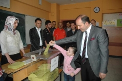 Sandık başına kızıyla gitti!