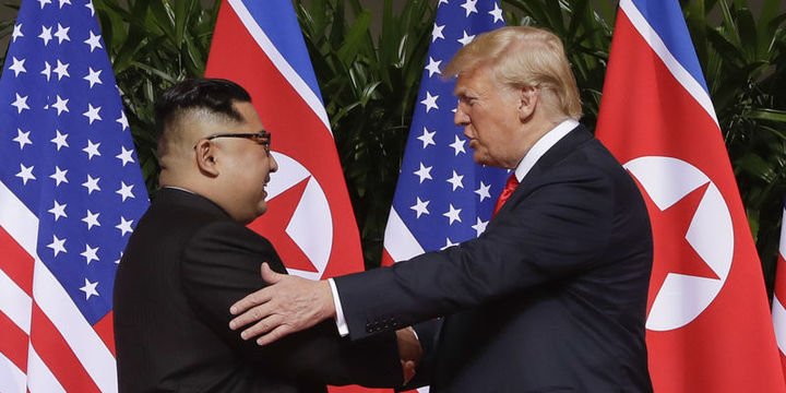 Trump ve Kim ilk kez bir arada