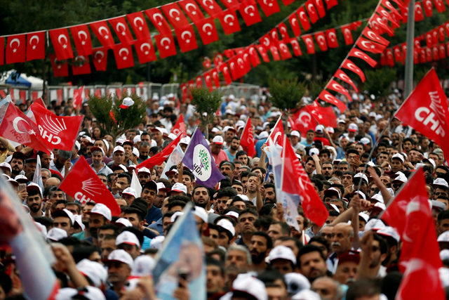 İnce'nin Diyarbakır mitingindeki HDP bayraklarına tepki