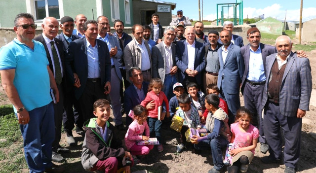 Başkan Sekmen Karayazı'da Ak Yatırımları Anlattı