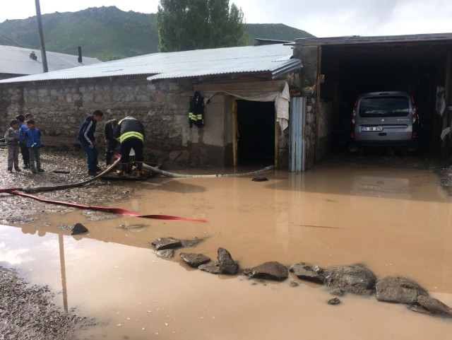 Horasan'da Dere Taştı Köyler Su Altında Kaldı
