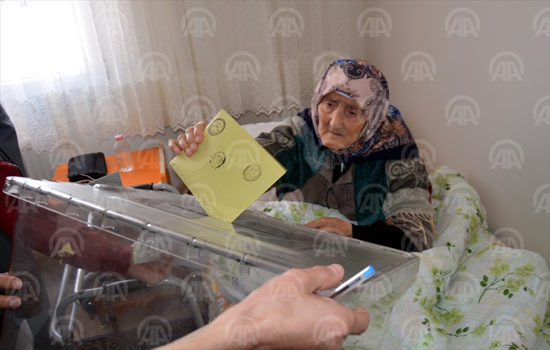 Erzurum'da Seyyar sandıkta oy kullandılar
