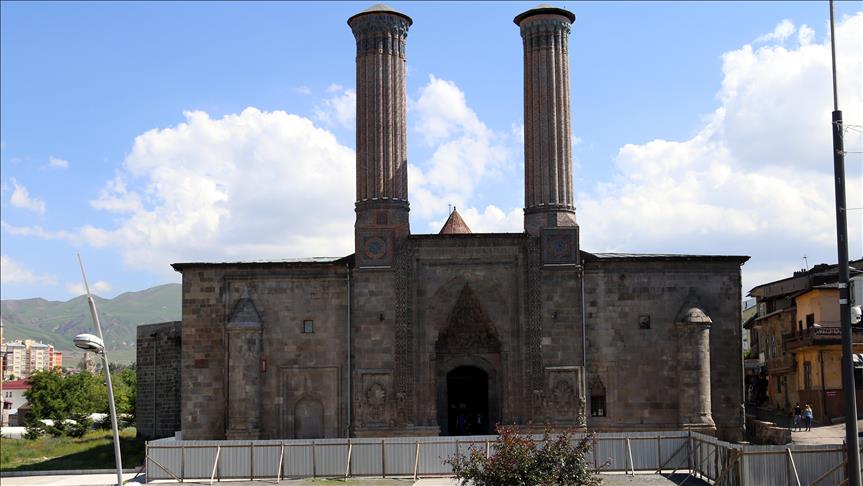 Tarihi Çifte Minareli Medrese'de Çevre Düzenlemesi