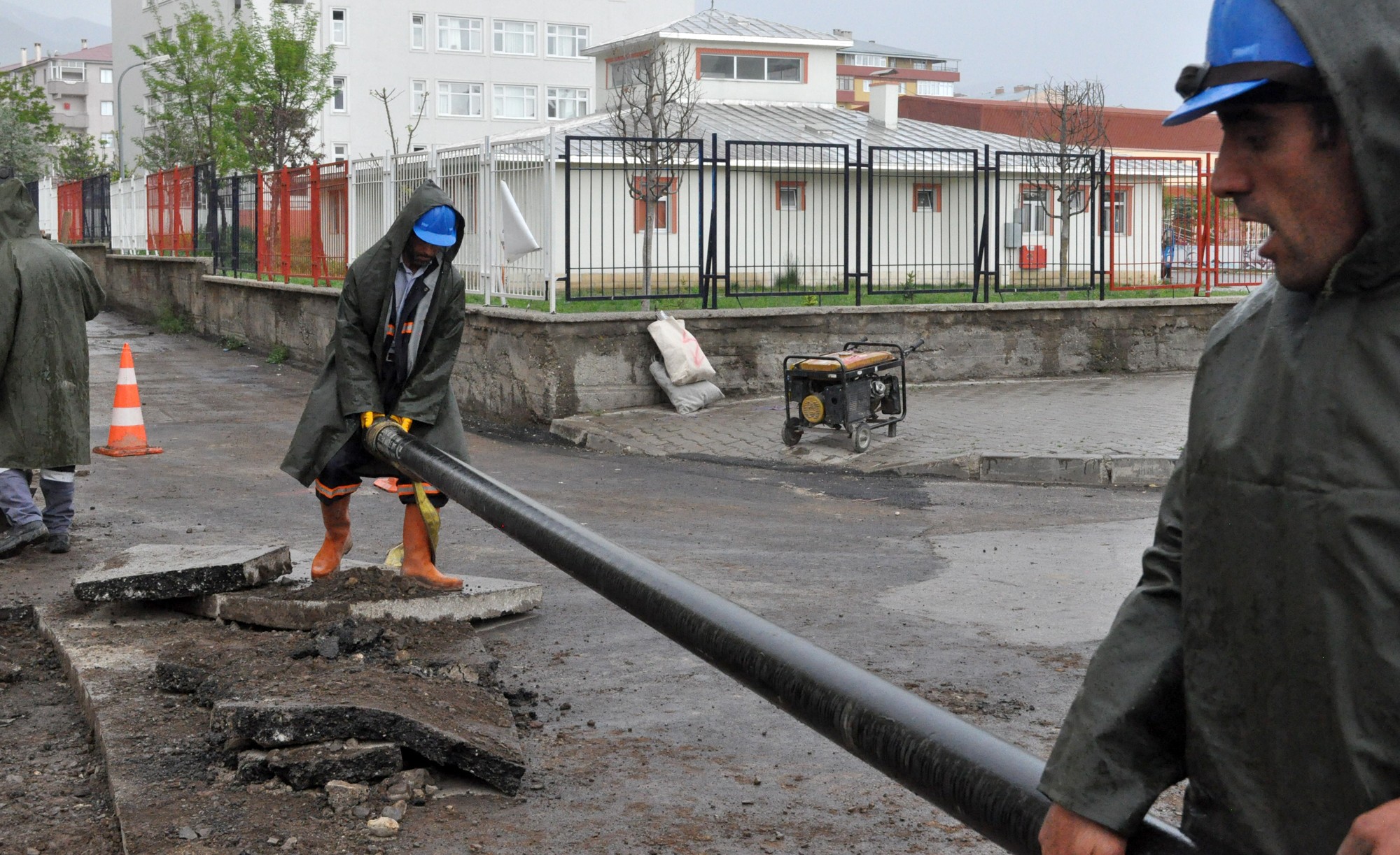 Büyükşehir ilçelerde altyapı seferberliğine devam ediyor