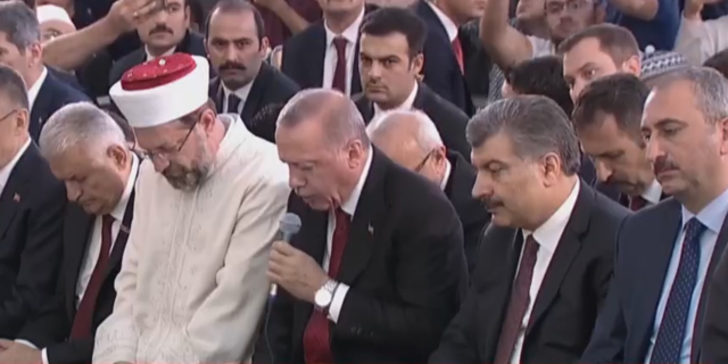 Cumhurbaşkanı Erdoğan, 15 Temmuz şehitleri için Kur'an-ı Kerim okudu