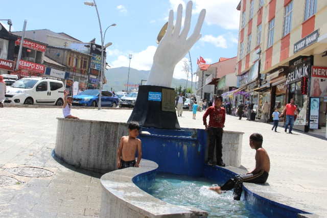 Sıcaktan Bunalan Çocuklar Süs Havuzunda Serinliyor