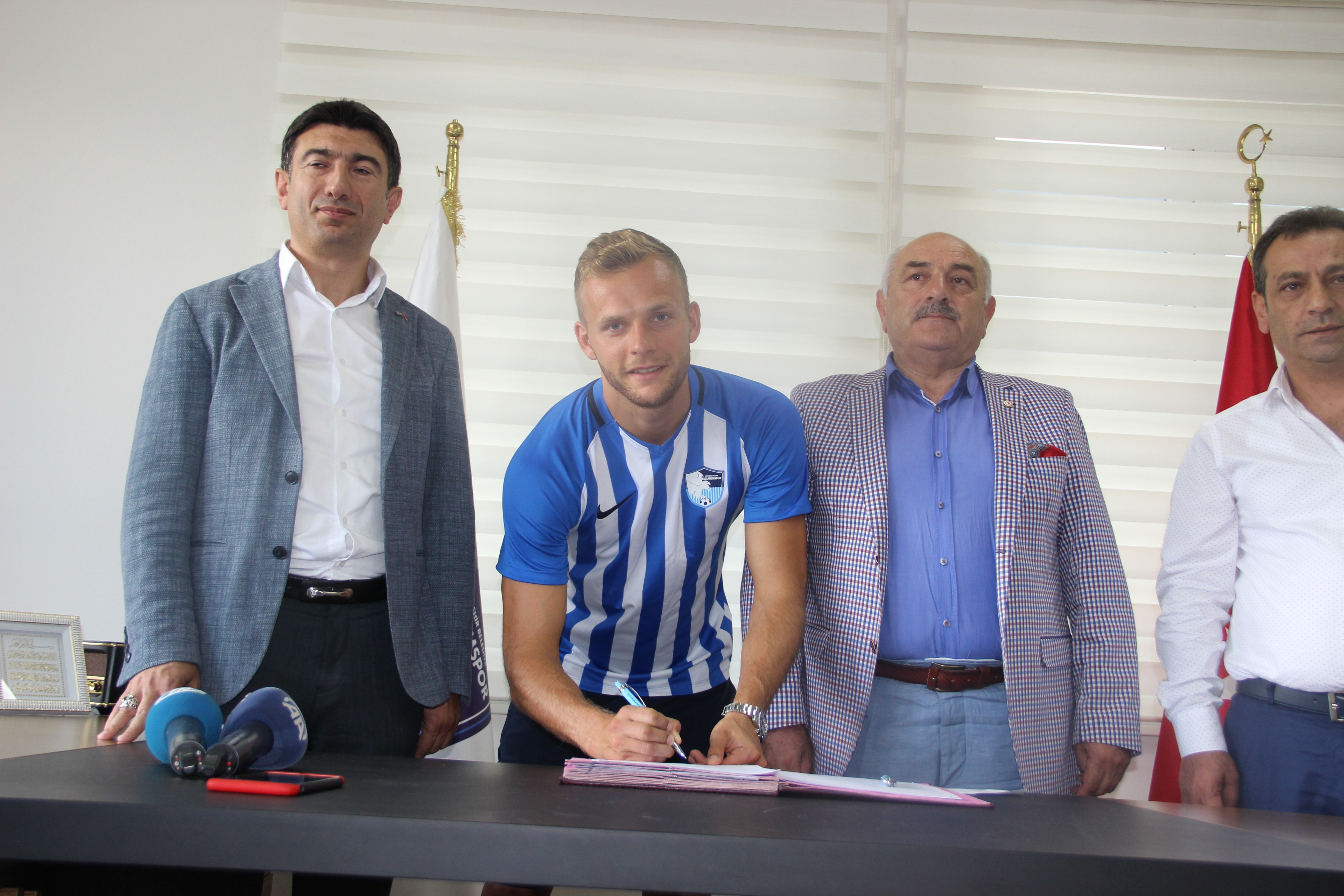 Büyükşehir Belediye Erzurumspor, Lennart Thy ile sözleşme imzaladı