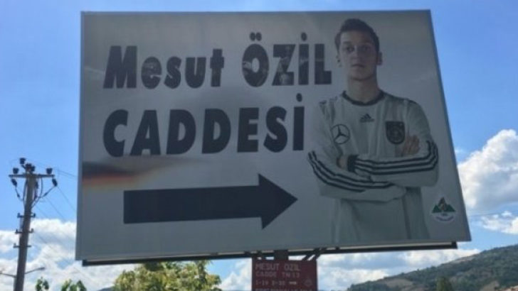 Zonguldak'taki Mesut Özil tabelası değişti