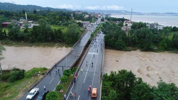 Ordu'da selin ardından denizde fındık adası oluştu