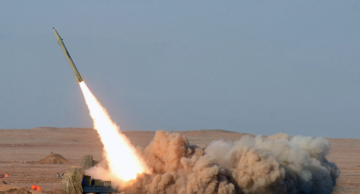 İran yeni nesil 'Fateh Mobin' kısa menzilli balistik füzesini tanıttı